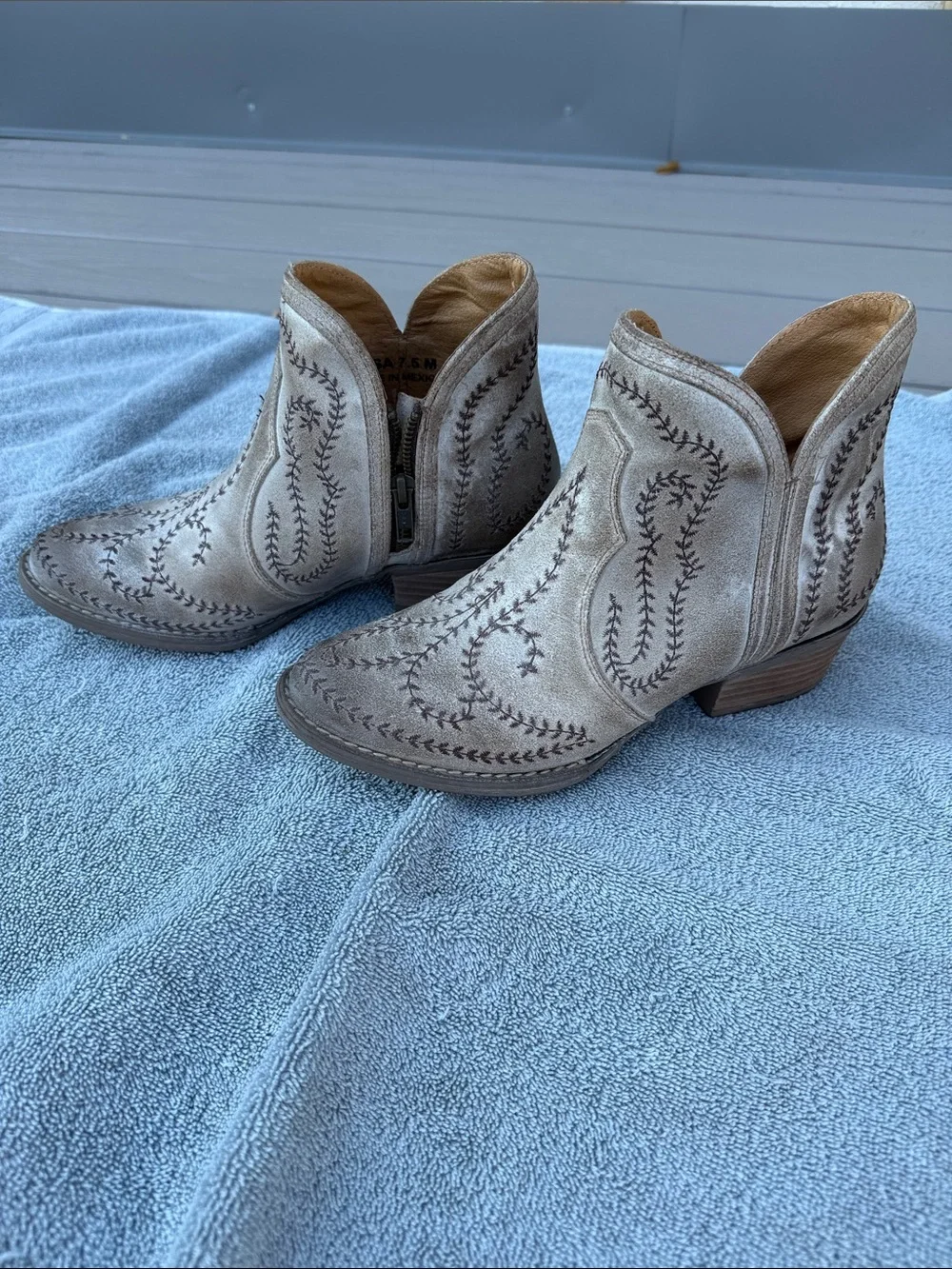 Sterling River Taupe Women’s Embroidered Western Ankle Boots Size 7.5